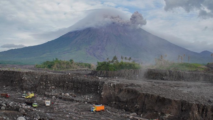Asap vulkanis keluar dari kawah Gunung Semeru terlihat dari Desa Supiturang, Lumajang, Jawa Timur, Rabu (25/2/2026). Berdasarkan data Pusat Vulkanologi Mitigasi Bencana Geologi (PVMBG) pada periode pengamatan Rabu (25/2), Gunung Semeru mengalami erupsi dengan tinggi kolom abu teramati 400-600 meter di atas puncak dan masyarakat diminta untuk mewaspadai potensi banjir lahar akibat curah hujan yang masih tinggi. ANTARA FOTO/Irfan Sumanjaya/tom.