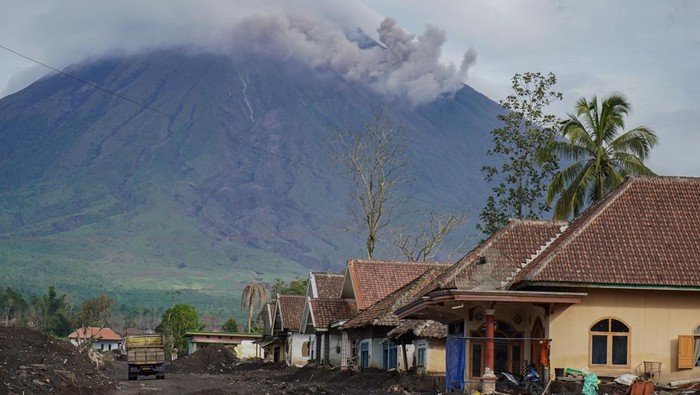 Aktivitas vulkanis Gunung Semeru.