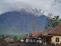 Kenapa Gunung Semeru Erupsi Setiap Hari?