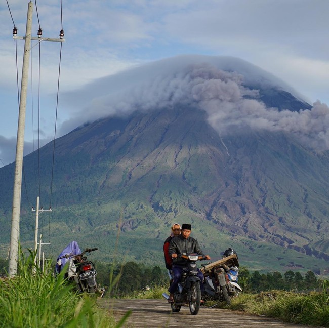 Gunung Semeru Erupsi, Kolom Abu Capai 600 Meter