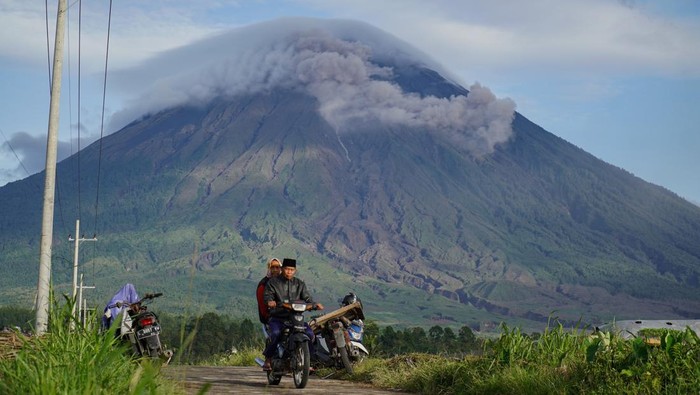 Asap vulkanis keluar dari kawah Gunung Semeru terlihat dari Desa Supiturang, Lumajang, Jawa Timur, Rabu (25/2/2026). Berdasarkan data Pusat Vulkanologi Mitigasi Bencana Geologi (PVMBG) pada periode pengamatan Rabu (25/2), Gunung Semeru mengalami erupsi dengan tinggi kolom abu teramati 400-600 meter di atas puncak dan masyarakat diminta untuk mewaspadai potensi banjir lahar akibat curah hujan yang masih tinggi. ANTARA FOTO/Irfan Sumanjaya/tom.