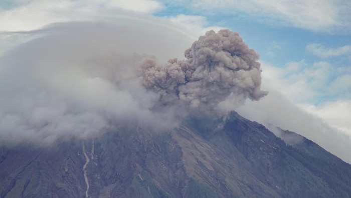 Asap vulkanis keluar dari kawah Gunung Semeru terlihat dari Desa Supiturang, Lumajang, Jawa Timur, Rabu (25/2/2026). Berdasarkan data Pusat Vulkanologi Mitigasi Bencana Geologi (PVMBG) pada periode pengamatan Rabu (25/2), Gunung Semeru mengalami erupsi dengan tinggi kolom abu teramati 400-600 meter di atas puncak dan masyarakat diminta untuk mewaspadai potensi banjir lahar akibat curah hujan yang masih tinggi. ANTARA FOTO/Irfan Sumanjaya/tom.