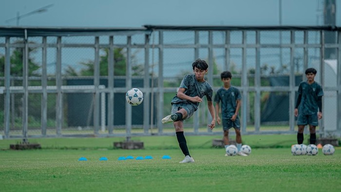 Alfredo Naraya saat sesi latihan bersama Persebaya