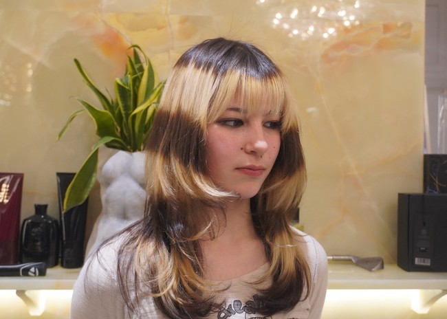 “Aku sebenarnya ingin garis-garis seperti rakun tiga tahun lalu, tetapi aku pikir terlalu banyak, terlalu panjang, dan akan sulit merawatnya. Lalu aku pikir aku ingin seperti pohon, menambahkan halo (lingkaran warna baru setiap tahun),” kata Alysa Liu, seperti dilansir USA Today.  Foto: Instagram @alysaxliu