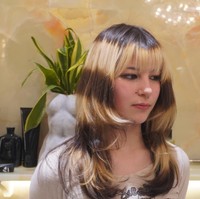 “Aku sebenarnya ingin garis-garis seperti rakun tiga tahun lalu, tetapi aku pikir terlalu banyak, terlalu panjang, dan akan sulit merawatnya. Lalu aku pikir aku ingin seperti pohon, menambahkan halo (lingkaran warna baru setiap tahun),” kata Alysa Liu, seperti dilansir USA Today.  Foto: Instagram @alysaxliu