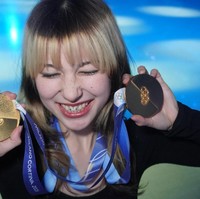 Dalam Olimpiade 2026, wanita tersebut jadi viral dengan rambut ‘rakun’ pirang-cokelat. Bukan sekadar gaya, perpaduan warna itu dipilih karena terinspirasi pohon. Foto: Instagram @alysaxliu