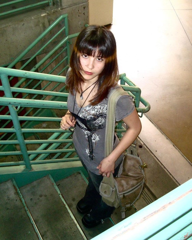 Tak disangka, tindik itu dilakukannya sendiri. “Aku menindik bibir sekitar dua tahun lalu. Dan, aku melakukannya sendiri. Aku meminta saudariku memegangi bibirku, dan aku melihat ke cermin sambil memegang jarum tindik, lalu, ya, aku menusukkannya, ujarnya. Foto: Instagram @alysaxliu