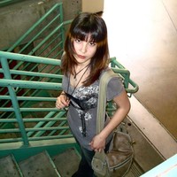 Tak disangka, tindik itu dilakukannya sendiri. “Aku menindik bibir sekitar dua tahun lalu. Dan, aku melakukannya sendiri. Aku meminta saudariku memegangi bibirku, dan aku melihat ke cermin sambil memegang jarum tindik, lalu, ya, aku menusukkannya, ujarnya. Foto: Instagram @alysaxliu