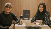 Kesehariannya yang kini fokus mengurus keluarga, punya banyak waktu luang bersama suami. Pasutri ini selalu tampil kompak dengan membagikan momen makan bersama mereka. Foto: Instagram/ichasoebandono