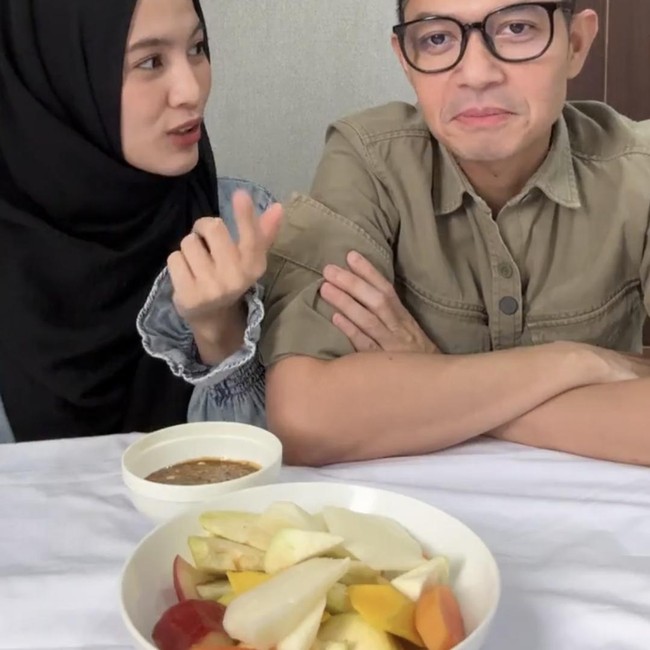 Romantis! Alyssa Soebandono dan Dude Herlino Makan Bareng hingga Ngerujak