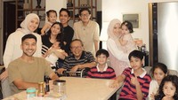 Momen hangat bersama keluarga menjadi prioritas utama bagi Alyssa dan Dude. Salah satu terlihat ketika menghadiri jamuan makan bersama keluarga besar Alyssa. Foto: Instagram/ichasoebandono
