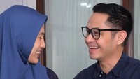 Buah-buahan yang segar menjadi salah satu camilan favorit di kediaman Alyssa dan Dude. Di siang hari yang panas, sebuah semangka besar disiapkan Alyssa untuk anak dan suaminya. Foto: Instagram/ichasoebandono