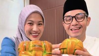Alyssa dan Dude Harlino sesekali senang mengulas makanan. Apalagi jika ada menu roti terbaru dari merek yang menjadikan Dude Harlino Brand Ambassadornya. Foto: Instagram/ichasoebandono
