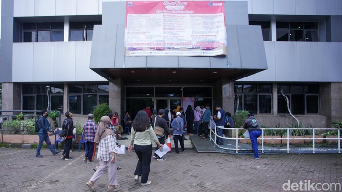 Calon peserta mudik gratis Pemprov DKI Jakarta menjalani verifikasi data di Kantor Suku Dinas Perhubungan Jakarta Selatan, Pancoran, Jakarta, Rabu (25/2/2026). Program mudik gratis 2026 kembali digelar oleh Pemerintah Provinsi DKI Jakarta melalui Dinas Perhubungan sebagai layanan tahunan bagi warga.