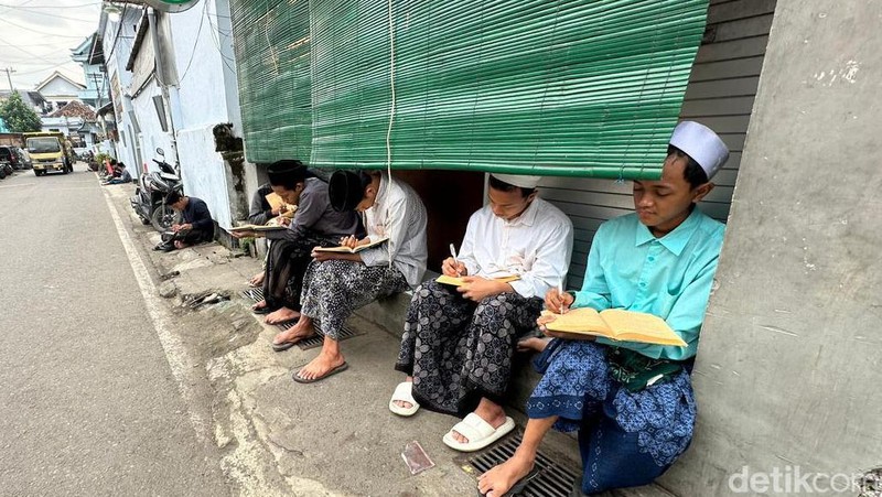 Antusiasme Santri Ngaji Kitab Kuning di Kediri