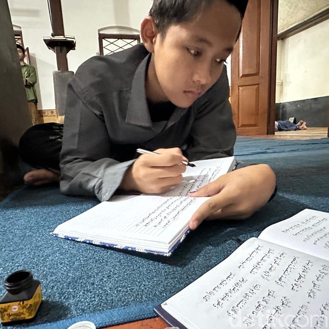 Antusiasme Santri Mengaji Kitab Kuning di Kediri