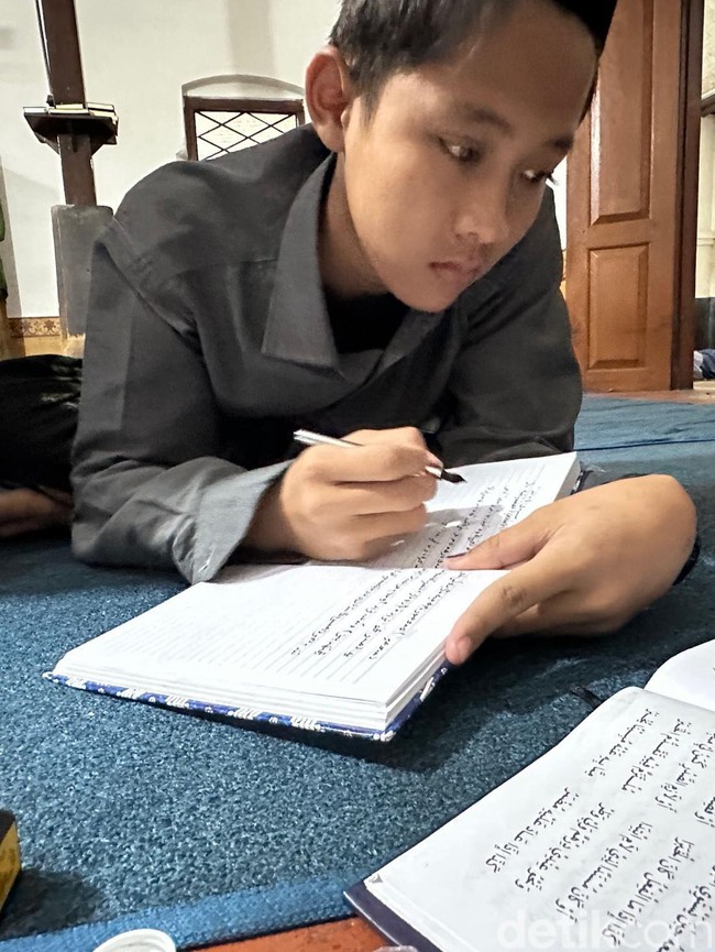 Antusiasme Santri Mengaji Kitab Kuning di Kediri