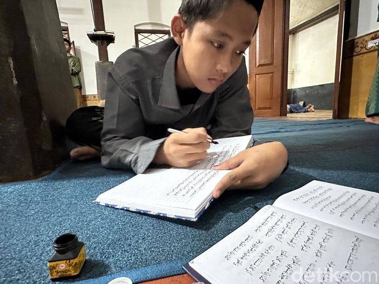 Antusiasme Santri Mengaji Kitab Kuning di Kediri