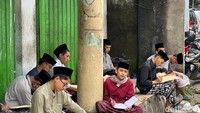 Dengan kondisi didalam sudah penuh santri, maka para santri mengaji dengan duduk di luar rumah, halaman atau bahkan pinggir jalan.