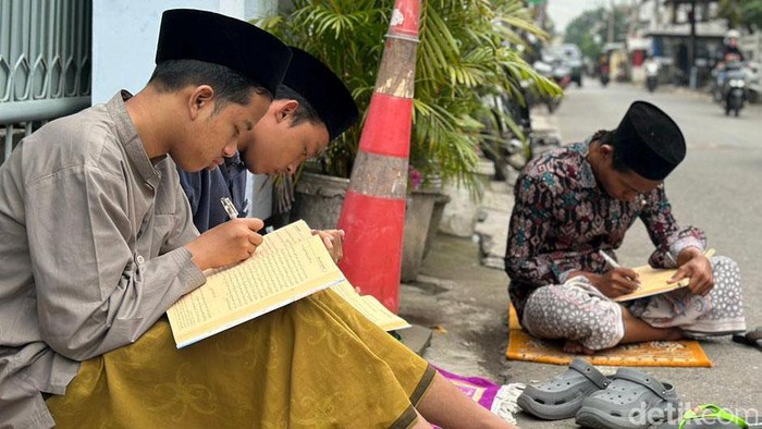 Antusiasme Santri Ngaji Kitab Kuning di Kediri
