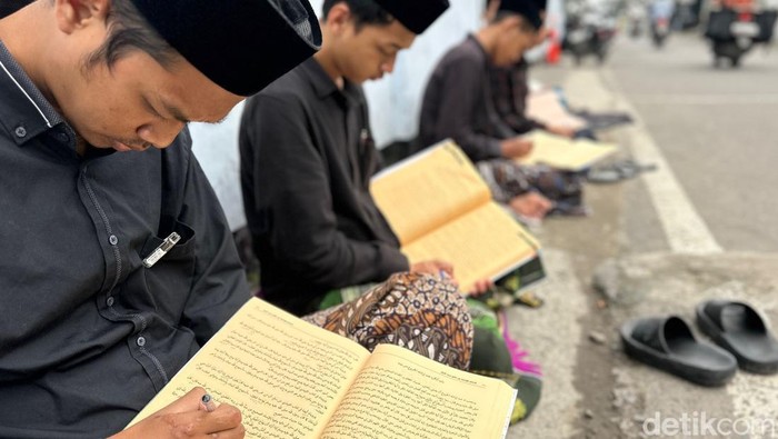 Antusiasme Santri Ngaji Kitab Kuning di Kediri