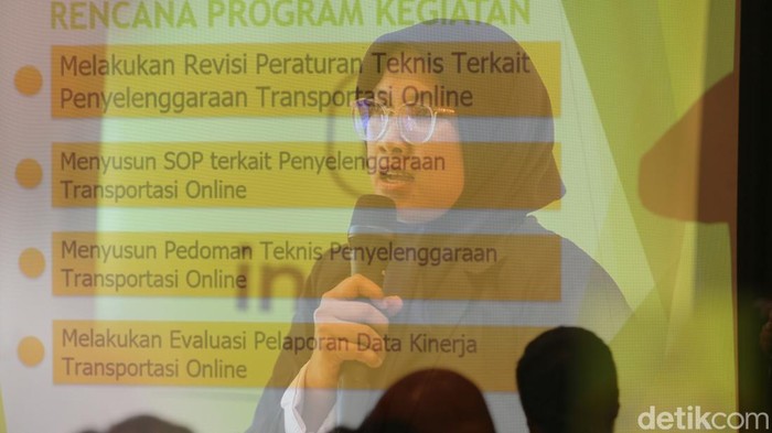 Country Manager inDrive Indonesia, Rio Aristo memaparkan program yang diberikan kepada driver ojol di Jakarta, Rabu (25/2/2026). Pihaknya berjanji akan memberikan BHR serta fasilitasi akses perlindungan sosial lewat BPJS Ketenagakerjaan.