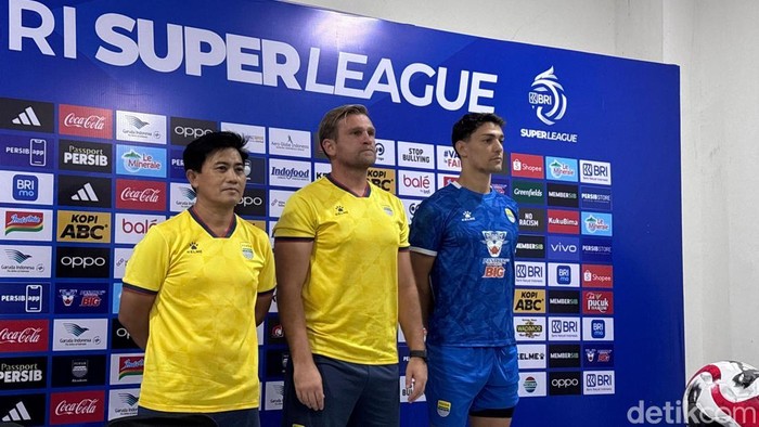 Asisten pelatih Persib Bandung Igor Tolic (tengah), pelatih fisik Persib Yaya Sunarya (kiri) dan bek Persib Federico Barba (kanan) dalam konferensi pers jelang laga kontra Madura United