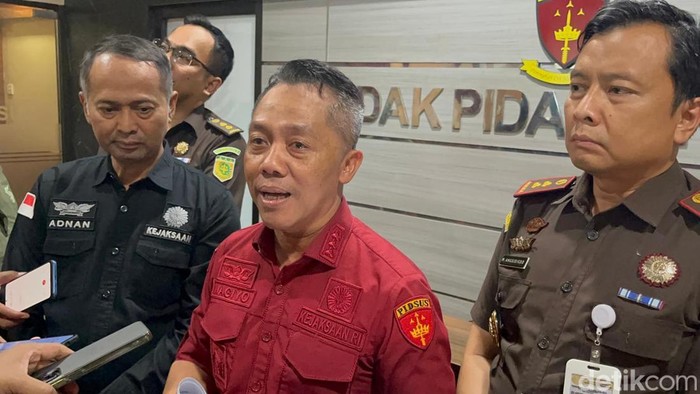 Aspidsus Kejati Jatim Wagiyo Santoso saat konferensi pers di Lantai 5 Pidsus Kejati Jatim, Rabu (25/2/2026).