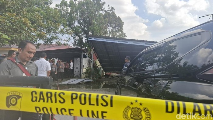 Asrama polisi di Pekanbaru terbakar (Raja Adil Siregar/detikcom)