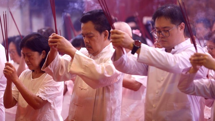 Umat Tridharma membakar kim coa atau uang kertas saat melaksanakan sembahyang Thian atau sembahyang Tuhan  di Tempat Ibadah Tri Dharma (TITD) Tulus Harapan Kita, Kota Gorontalo, Gorontalo, Rabu (25/2/2026). Umat Tridharma melakukan sembahyang Thian yang dimulai pada hari kedelapan malam hingga hari kesembilan pagi bulan pertama Imlek penanggalan Lunar dengan menyampaikan penghormatan, rasa syukur dan terima kasih atas bimbingan, perlindungan serta pertolongan kepada Tuhan. ANTARA FOTO/Adiwinata Solihin