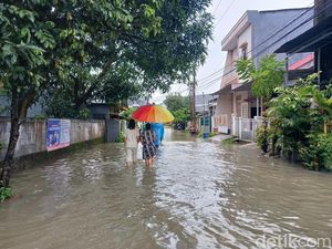 Cobaan Warga Makassar Saat Puasa: Banjir Rendam Rumah, Mengungsi Usai Berbuka