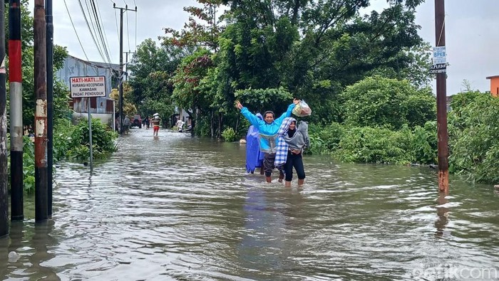 Banjir merendam BTN Kodam III Makassar, Kelurahan Katimbang, Kecamatan Biringkanaya.