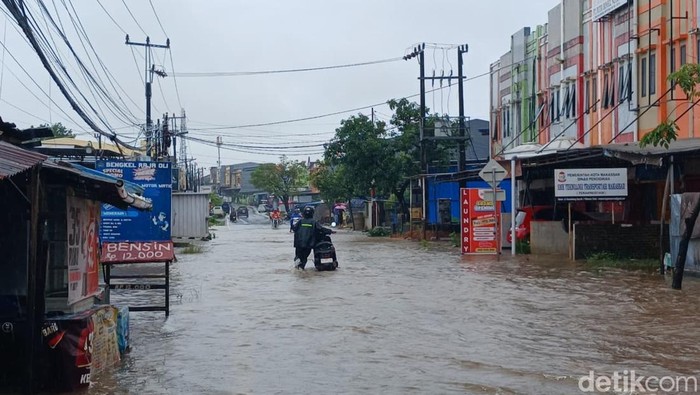 Banjir terjadi di Jalan Paccerakkang Makassar hingga ruko terendam dan motor mogok.