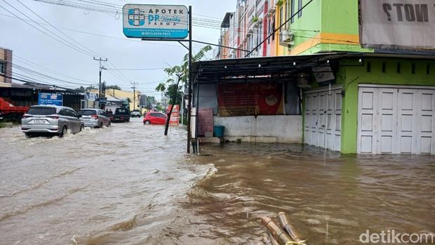 Banjir terjadi di Jalan Paccerakkang Makassar hingga ruko terendam dan motor mogok.