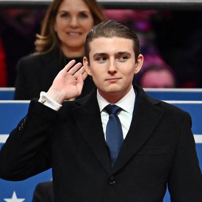 Barron Trump Tampil Beda Saat Ayahnya Pidato, Gayanya Jadi Sorotan