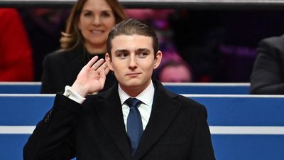 Barron Trump Tampil Beda Saat Ayahnya Pidato, Gayanya Jadi Sorotan