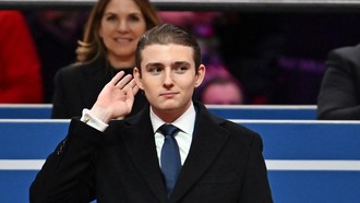 Barron Trump Tampil Beda Saat Ayahnya Pidato, Gayanya Jadi Sorotan