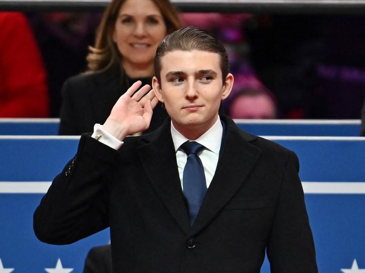 Barron Trump Tampil Beda Saat Ayahnya Pidato, Gayanya Jadi Sorotan