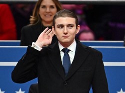 Barron Trump Tampil Beda Saat Ayahnya Pidato, Gayanya Jadi Sorotan