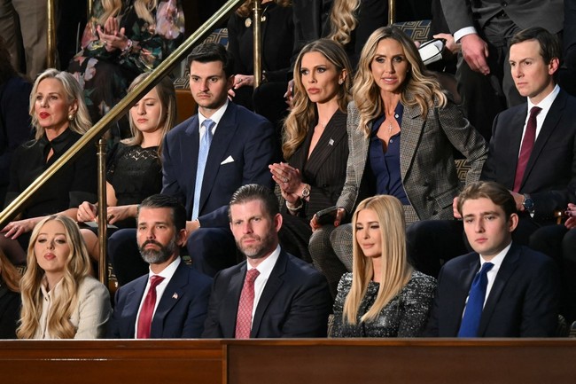 Saat Donald Trump pidato di Gedung Kapitol, Washington, DC., Barron Trump hadir bersama ibunya Melania Trump dan kakak-kakaknya, Lara Trump, Eric Trump dan Ivanka Trump. Foto: Dok. AFP, Instagram
