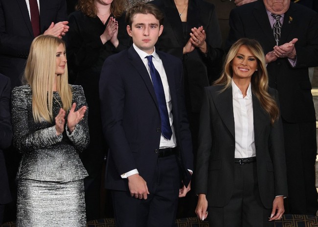 Barron Trump tampil mengejutkan saat menghadiri pidato kenegaraan ayahnya pada Selasa (24/2/2026). Putra bungsu Presiden Amerika Serikat itu tampil berbeda dengan mengenakan dasi biru, bukan warna merah khas seperti yang dipakai sebagian besar anggota keluarganya. Foto: Dok. AFP, Instagram