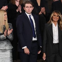 Barron Trump tampil mengejutkan saat menghadiri pidato kenegaraan ayahnya pada Selasa (24/2/2026). Putra bungsu Presiden Amerika Serikat itu tampil berbeda dengan mengenakan dasi biru, bukan warna merah khas seperti yang dipakai sebagian besar anggota keluarganya. Foto: Dok. AFP, Instagram