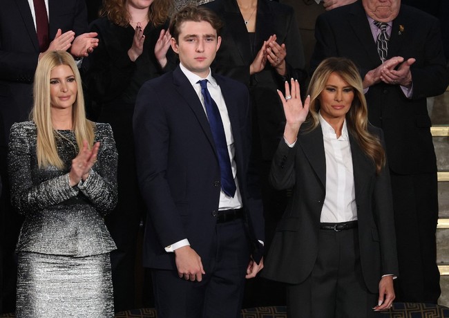 Warna biru seperti pada dasi yang dipakai Barron Trump selama ini identik dengan gaya para politisi Partai Demokrat, partai oposisi Donald Trump. Foto: Dok. AFP, Instagram