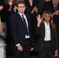 Warna biru seperti pada dasi yang dipakai Barron Trump selama ini identik dengan gaya para politisi Partai Demokrat, partai oposisi Donald Trump. Foto: Dok. AFP, Instagram