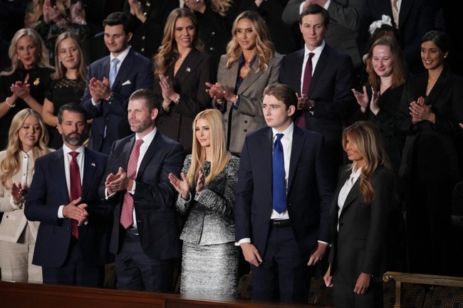 Barron tampil beda dari para pria keluarga Trump saat sang ayah berpidato. Para pria di keluarga Trump memakai dasi merah yang identik dengan Partai Republik.  Foto: Dok. AFP, Instagram