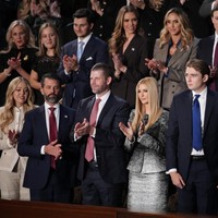 Barron tampil beda dari para pria keluarga Trump saat sang ayah berpidato. Para pria di keluarga Trump memakai dasi merah yang identik dengan Partai Republik.  Foto: Dok. AFP, Instagram