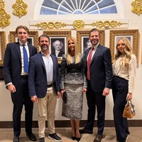 Meski jarang menyuarakan sikap politik secara terbuka, Barron Trump disebut berperan penting dalam strategi kampanye ayahnya pada Pemilu 2024. Ia dikabarkan mendorong sang ayah tampil di berbagai podcast populer, termasuk wawancara tiga jam bersama Joe Rogan di masa-masa akhir kampanye. Foto: Dok. AFP, Instagram 