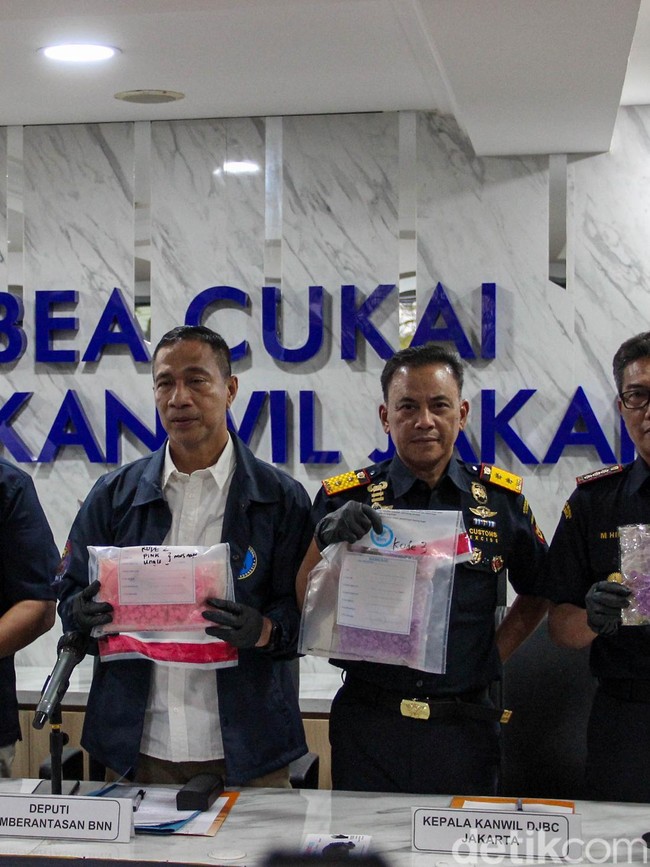 Bea Cukai-BNN Bongkar Kiriman 4.080 Butir Ekstasi di Jakarta