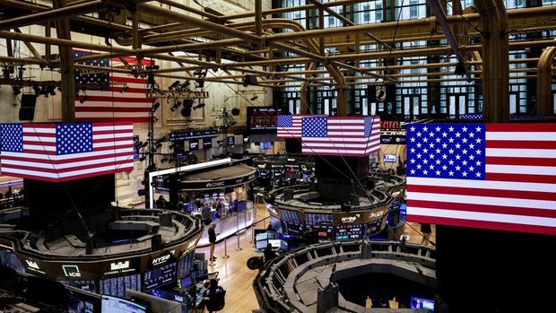 Bendera Amerika ditampilkan di layar di lantai Bursa Saham New York (NYSE) di Kota New York, AS, 22 September 2025. (REUTERS/Jeenah Moon/File Foto)