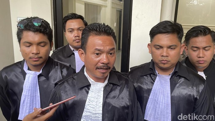 Tim Kuasa Hukum Aliansi Masyarakat Pati Bersatu, Esera Gulo, saat memberikan keterangan kepada wartawan di PN Pati, Rabu (25/2/2026).